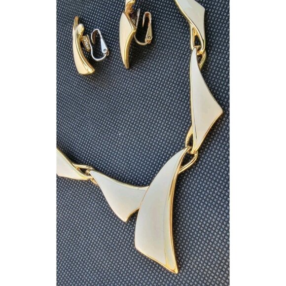 Vintage Trifari White Enamel Triangle MCM Gold Tone Collar Choker Necklace Set - Picture 6 of 11